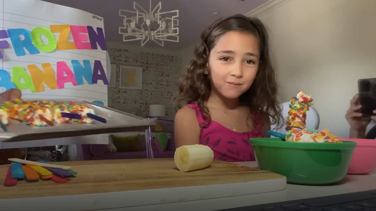 Jacky, hija de Jacqueline Bracamontes, se convierte en ‘Chefcita’ para enseñarte a hacer ‘Frozen Banana Pops’