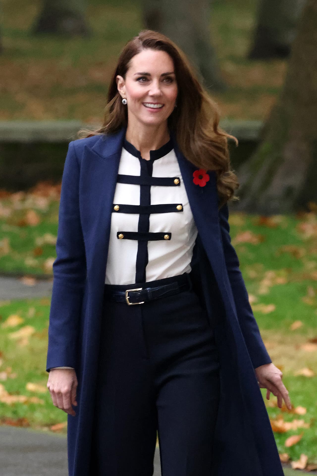 2021 - Cerramos con uno de nuestros outfits favoritos. Lo cómoda y fashion que se ve aunado al hecho de que es un look de no una ni dos, sino de tres piezas (algo inusual para Kate) nos encantó. Éste, de hecho, es un excelente look para replicar esta temporada de invierno pues es un outfit semi-formal que no te hará pasar frío y te hará ver súper en tendencia.