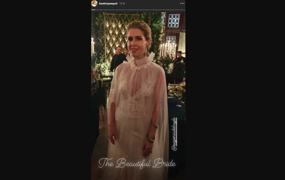En una entrevista para la revista HOLA!, Eugenia Debayle reveló detalles de su vestido, el cual fue toda una fantasía que combinó un largo escote en V, así como una sofisticada capa transparente.