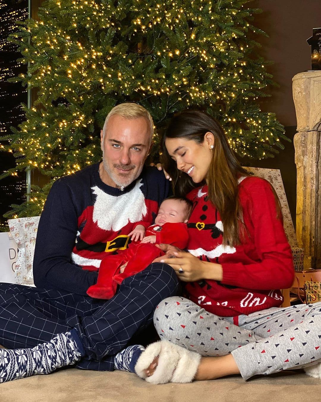 Gianluca Vacchi y Sharon Fonseca no han dejado que las adversidades se interpongan en la felicidad que implica que Jerusalema, su pequeña hija, haya llegado a sus vidas. Y es que hace unos días anunciaron que la beba tiene el paladar hendido, un padecimiento que sufren por lo menos uno de cada dos mil bebés en el mundo. Pero la pareja es fuerte y ya está atendiéndola para que no tenga ninguna complicación. 
<br>Por lo pronto, los tres posaron en una tierna foto de Navidad donde se ven felices y hermosos.
<br>