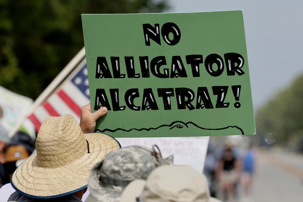 Protestan contra cárcel para inmigrantes construida en los Everglades
