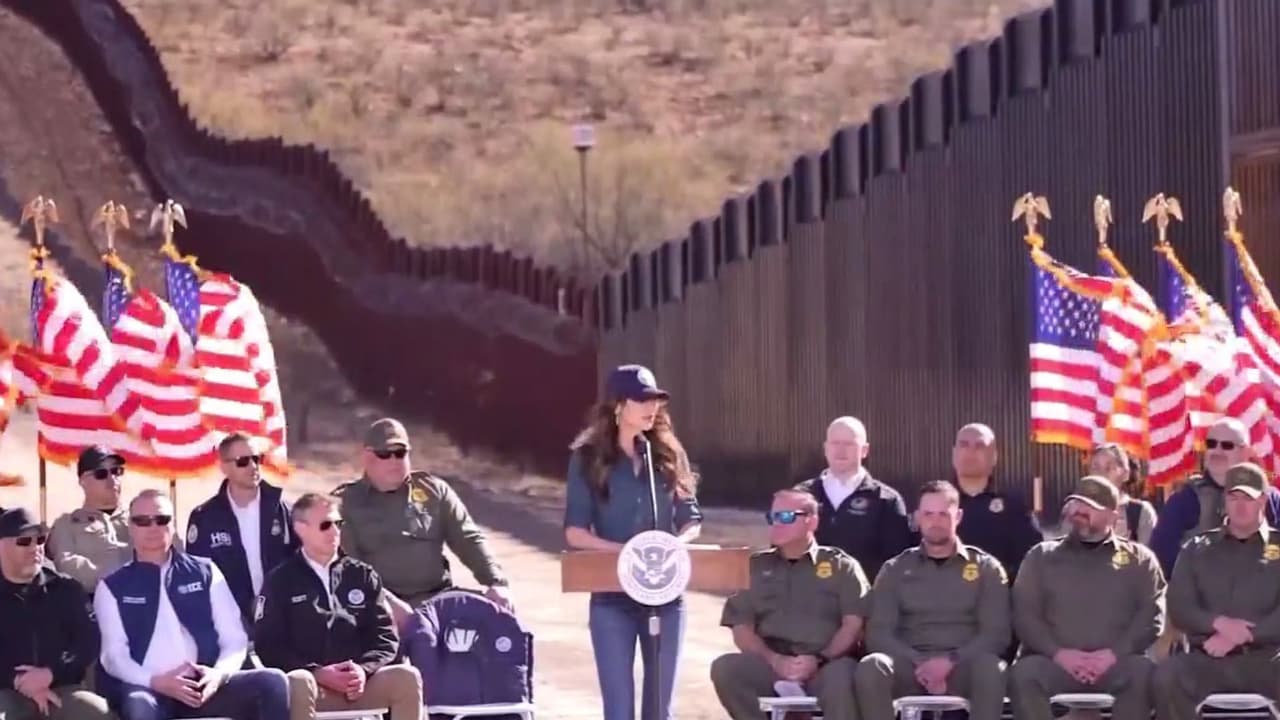 Kristi Noem termina conferencia en la frontera de EEUU y México en medios de críticas que piden su renuncia