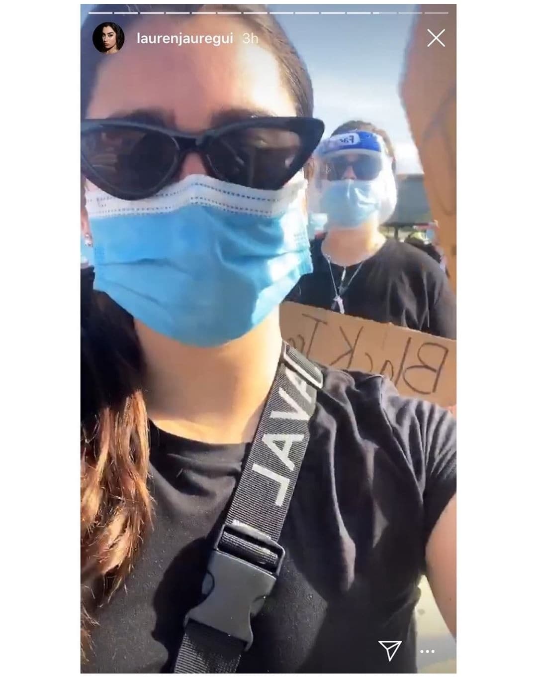 La también ex integrante de Fifth Harmony, Lauren Jauregui, asistió a las protestas, así como se ha mantenido activas en redes sociales haciendo activismo sobre "Black Lives Matter". 
<br>
<br>“Si estás más molesto por la propiedad dañada y los destrozos en la comunidad cuando la gente fue legalmente aterrorizada por la policía: tú eres el que estás dañado. Comienza a sanar”, escribió la cantante desde su cuenta de Twitter. 
<br>