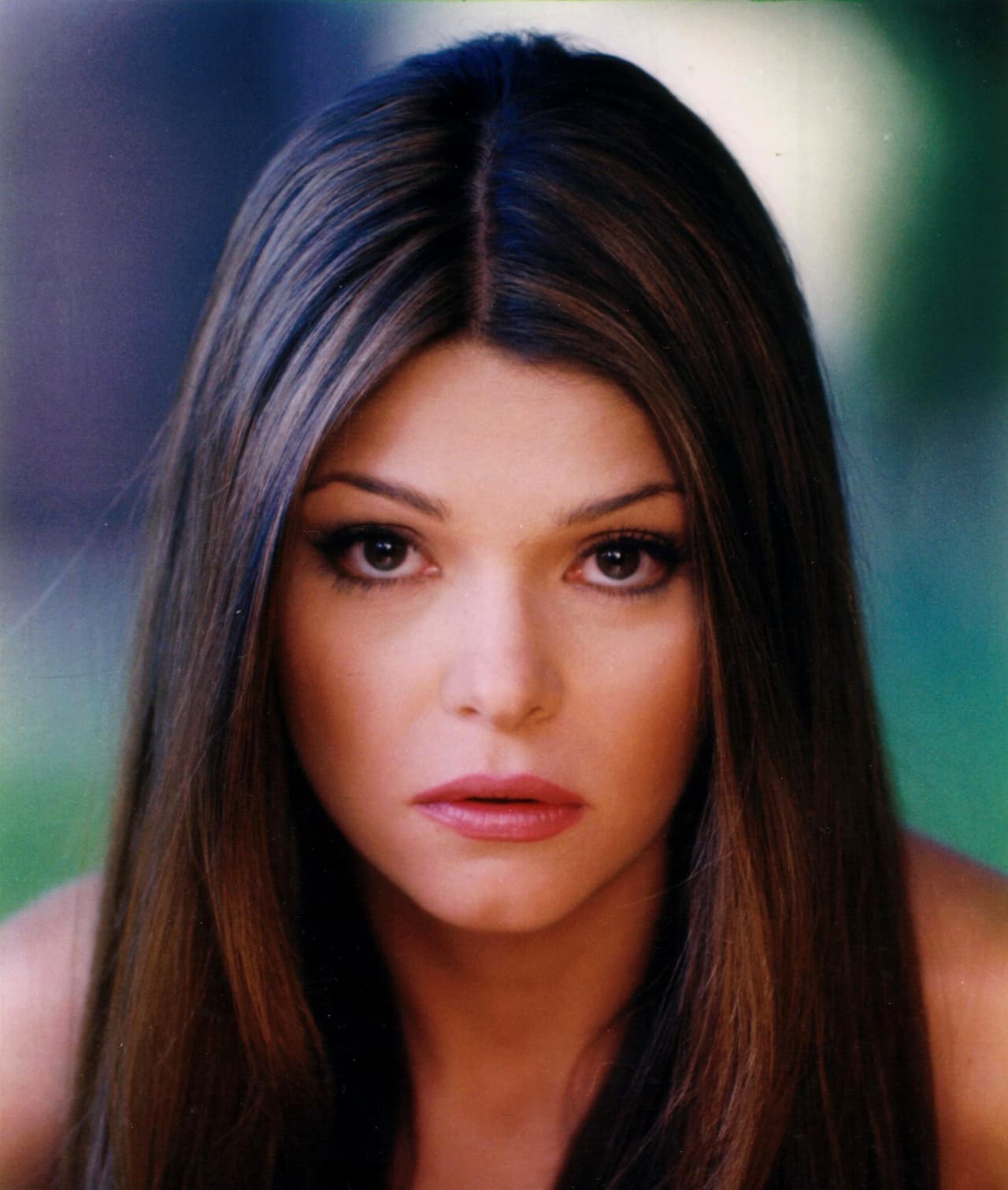 Itatí Guadalupe Cantoral Zucchi nació en 1975 en Ciudad de México, su papá Roberto Cantoral fue un destacado compositor.