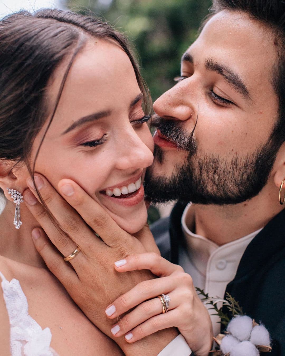 Evaluna y Camilo se casaron tras cinco años de relación un 8 de febrero de 2019 en Miami en compañía de 350 invitados. La ceremonia se llevó acabo en un jardín en Miami, donde la novia lució un vestido corte de princesa y el novio un traje negro.