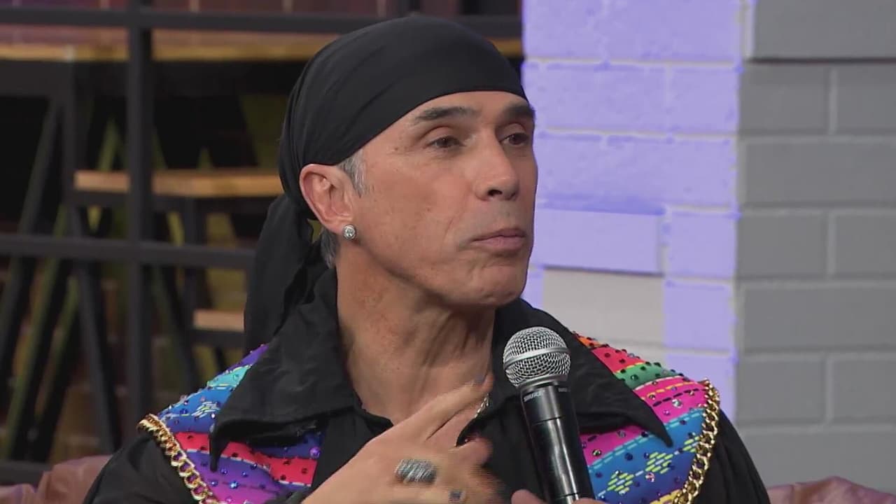 Sergio Mayer confiesa que sus hijas se avergüenzan de su look de Garibaldi