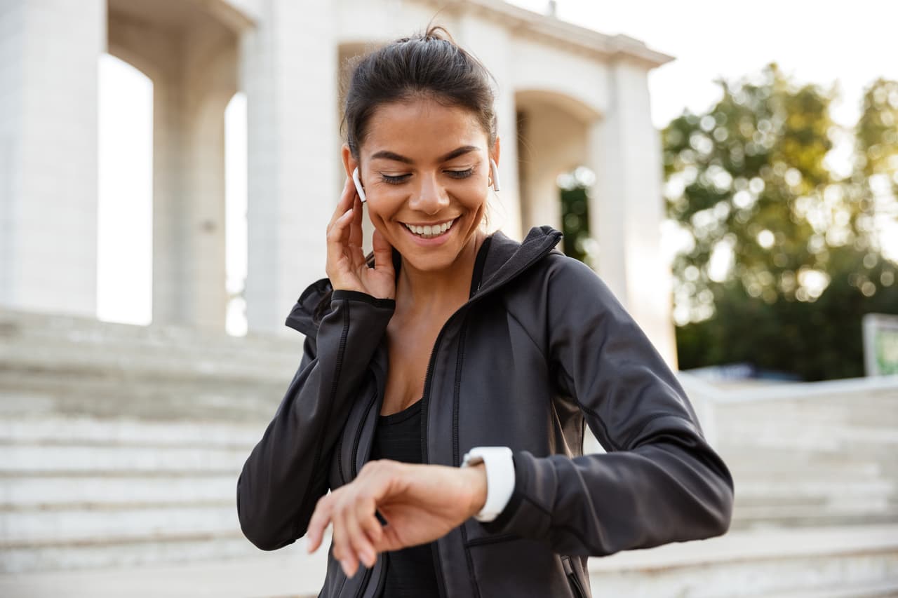 Para los deportistas: Si buscas una idea para regalar a un aficionado del deporte, los smartwatches son una opción que les ayudará a monitorear su actividad y a llevar un mejor control de sus entrenamientos.