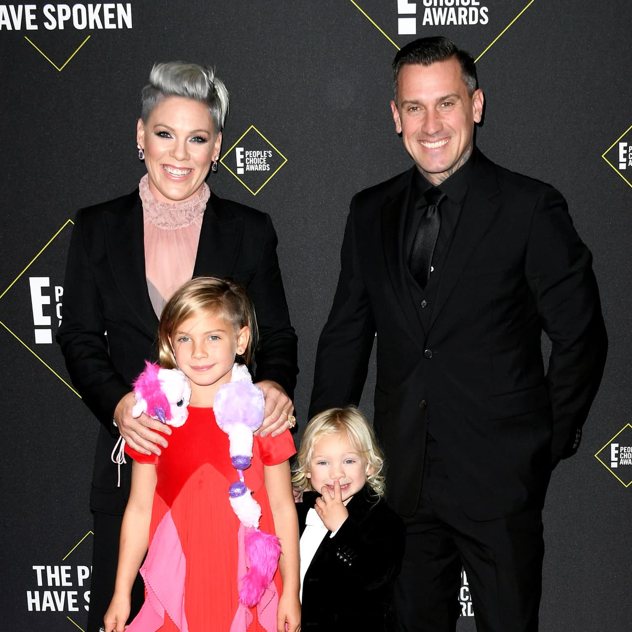 Luego de 14 años de matrimonio, la cantante Pink y el piloto de motocross, Carey Hart, poseen una sólida relación, esto a pesar de una dura separación que la pareja tuvo en el 2008. Tenían tres años casados cuando ambos pusieron fin a su relación, sin embargo, la cantante ha revelado que gracias a terapia de pareja, pudieron retomar su amor en el 2009. Dos años más tarde, la pareja tuvo a su primera hija, Willow.