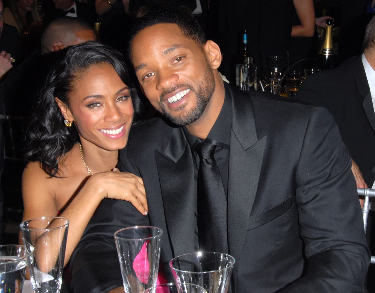Durante muchos años se rumoró en Hollywood la idea de que el matrimonio entre Will Smith y Jada Pinket era abierto, es decir, entre su compromiso de ser pareja para toda la vida, supuestamente existía un acuerdo en el que ambos podían tener aventuras amorosas con otras personas, siempre y cuando esto fuera con el consentimiento del otro. Un reciente escándalo que involucró al rapero August Aislana con el matrimonio Smith, reveló que nada de esto fue así, sino que hace un par de años, Jada y Will atravesaron una crisis marital que los llevó a separarse “indefinidamente”. Durante este tiempo, la madre Willow y Jaden Smith mantuvo una relación con Aislana. Todo esto fue confirmado por la actriz y conductora desde su programa “Red Table Talk” con su esposo; ambos se sinceraron sobre lo difícil que fueron esos años en su matrimonio y que incluso el mismo actor dudaba que su matrimonio se restableciera o incluso que volviera a hablar con Jada. Poco tiempo después de su separación, la pareja retomó su relación y se volvieron a dar una oportunidad.