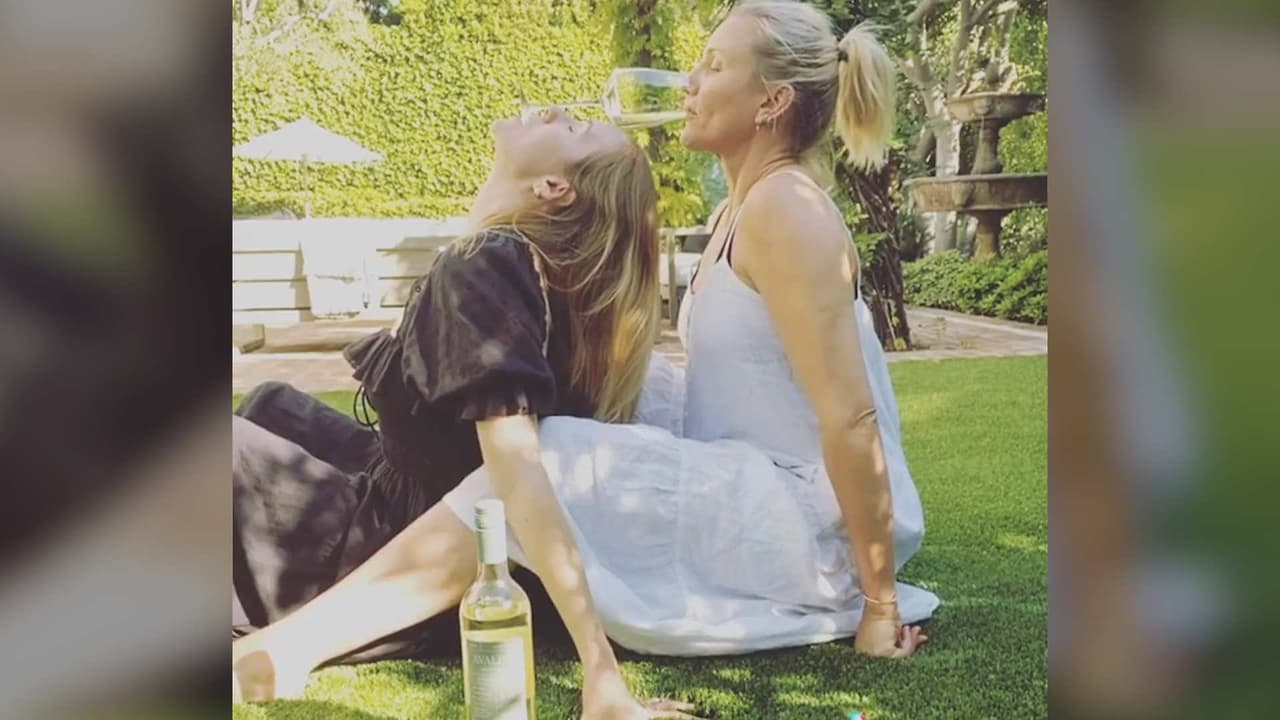 Video: Cameron Diaz te enseña de qué manera se bebe el vino en su debut en TikTok