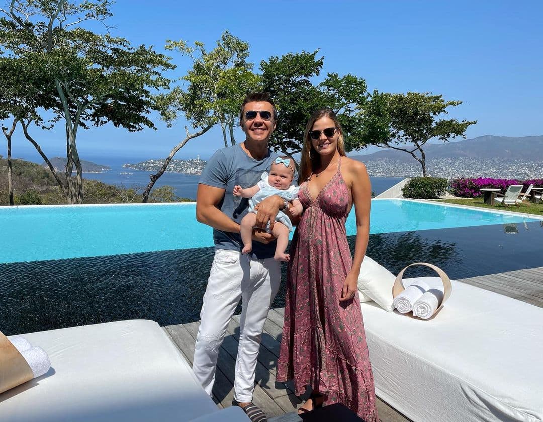 A tan solo unos meses de haber iniciado su relación, la pareja anunció que esperaban a su primera hija, Emily, quien llegó al mundo el 24 de octubre de 2020.