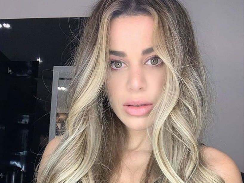 Finalmente, luego de una búsqueda incansable por encontrar el mejor colorista, la actriz encontró quien hizo maravillas en su cabello y le dejó una increíble melena rubia con efecto balayage. 
<br>" Les confieso que sí tuve unos días muy tristes, cambió mi personalidad, no tenía ganas de hacer nada. Me quedaba horas leyendo sus mensajes y buscando un gran profesional que me pudiera arreglar ese destrozo. Quiero mencionar a @gabrielsamra por haberme devuelto mi sonrisa y seguridad", dijo.