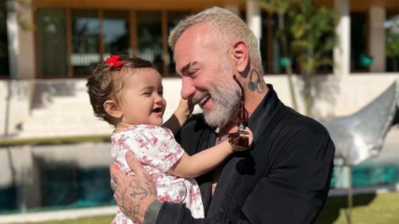 Gianluca Vacchi se divierte ejercitándose junto a su bebita