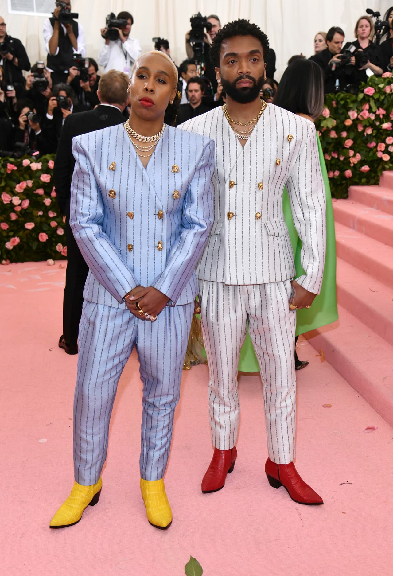 Lena Waithe, escritora y productora, se inclina por vestir atuendos masculinos, pero cuando la ocasión lo amerita, las combina con accesorios y maquillaje, tal como lo hizo en la Gala del MET, a la que asistió con el diseñador Kerby Jean-Raymond.