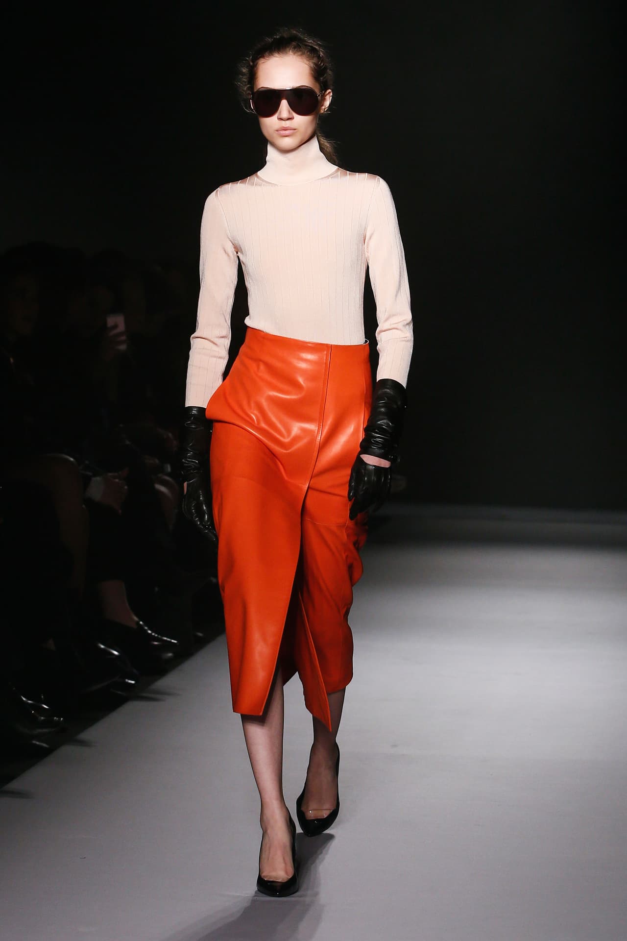 Aquí un segundo look de Lavin en su runway de 2018, pero esta vez haciendo aún más vibrante el color rojo con textura de piel.