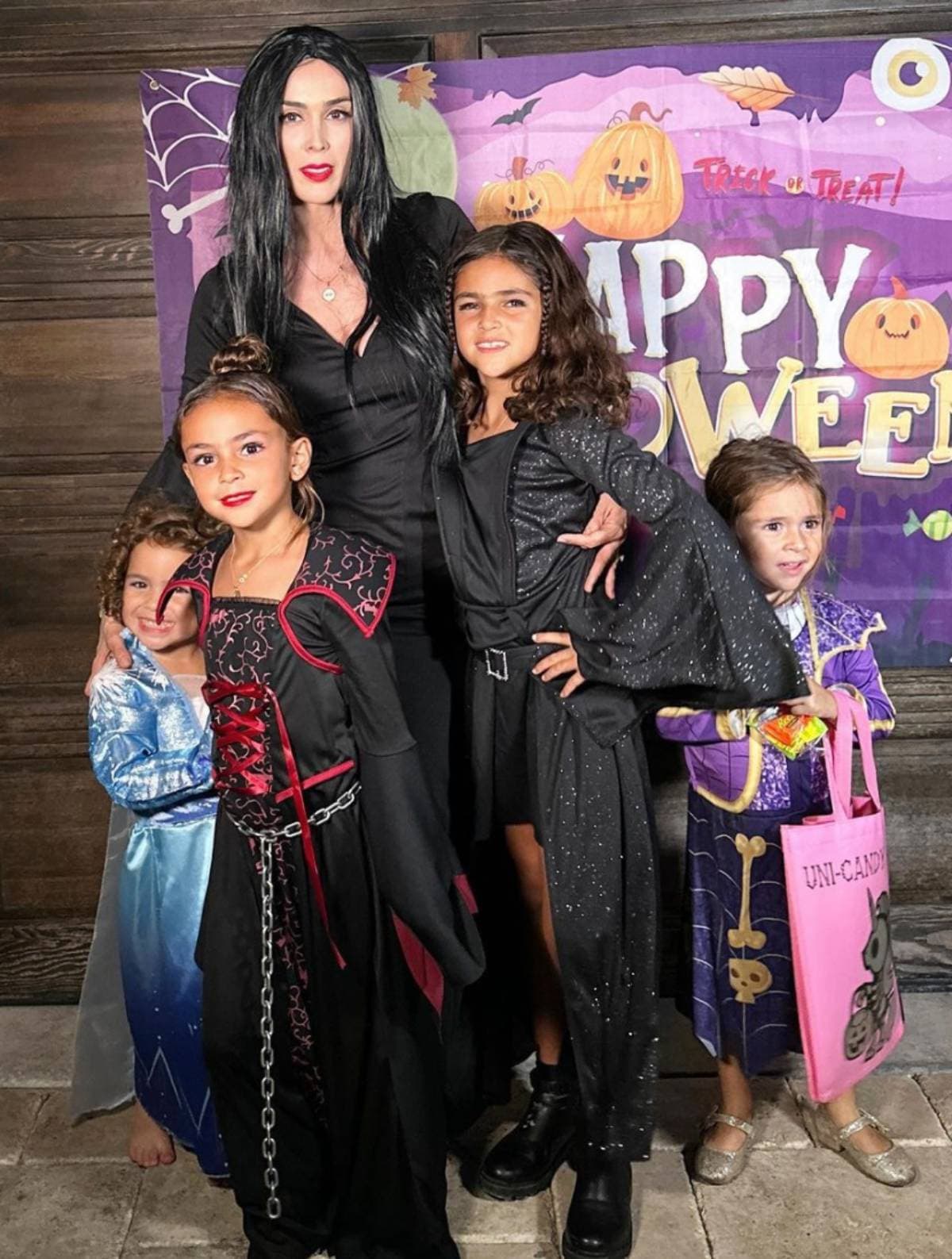 Jacky Bracamontes y más famosos se disfrazan en Halloween junto a sus hijos