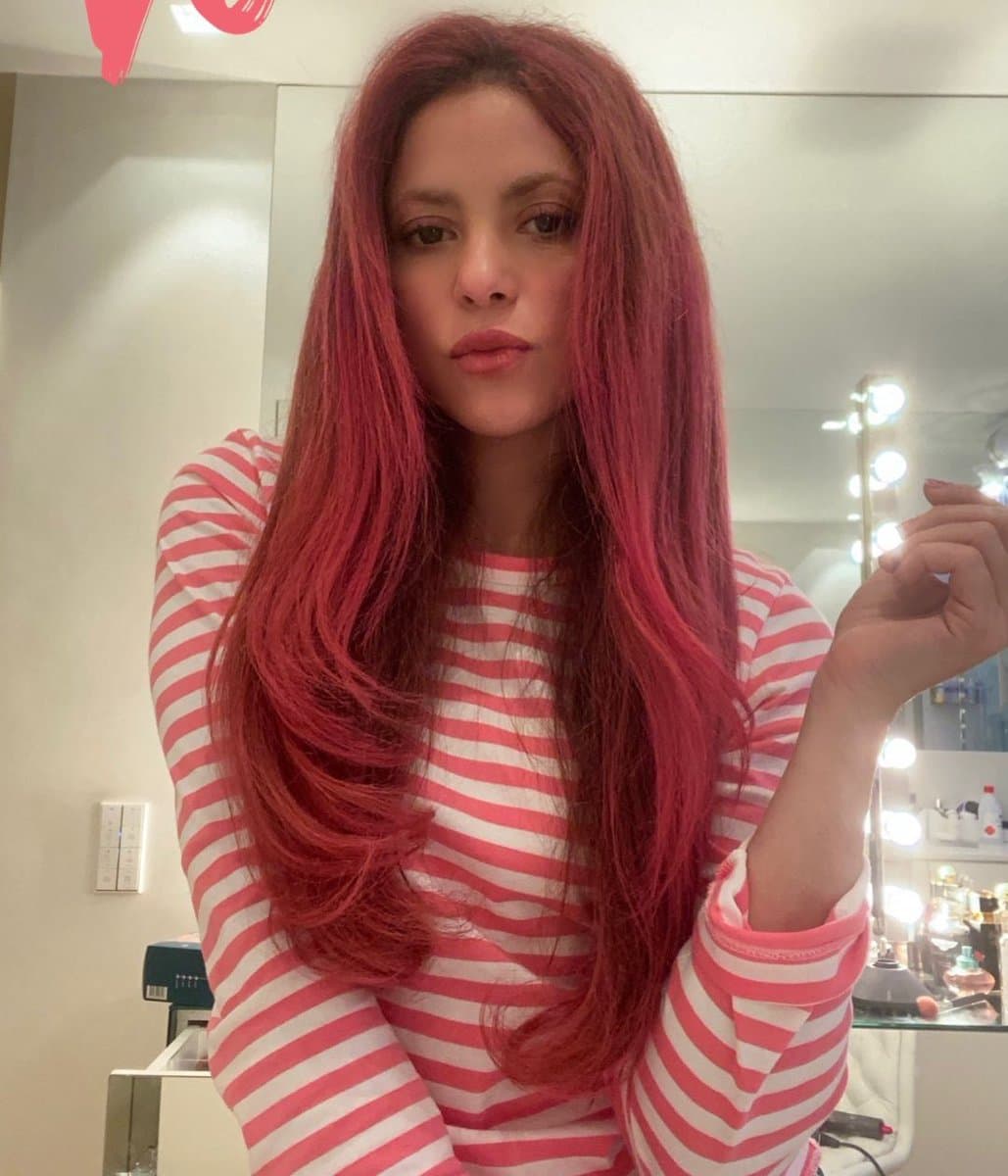 Al final de su transformación, la cantante de "Ojos Así" confesó que terminar con una melena que combinó tonos rosa con rojizos no era la intención, pero que, sin embargo, estaba feliz con su nuevo cabello. 
<br>
<br>"La idea era que me quedara más rosa, pero como se me acabó el rosa... tuve que mezclarlo con otro producto que tenía por ahí", señaló.