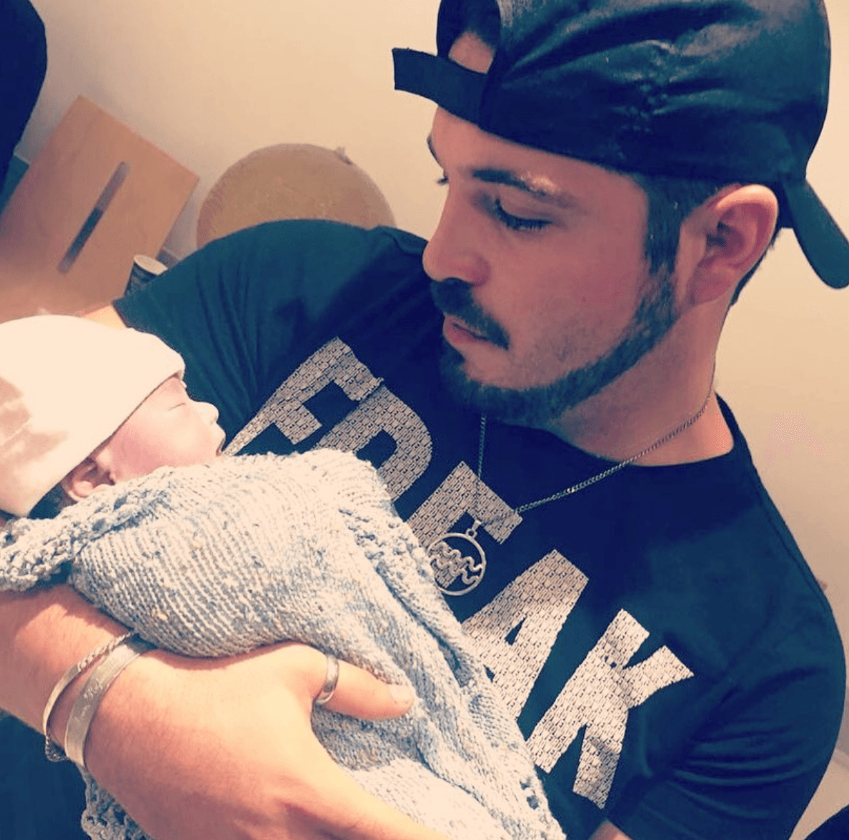 La intérprete y su hija murieron en septiembre del 2017 y, el viudo de Hiromi no las deja de tener en el pensamiento. 
<br>
<br>A casi tres años de este terrible momento, Fernando Santana publicó una foto inédita en la que aparece con su hijita en brazos.
<br>
<br>“Hoy te he pensado mucho, quiero que sepas que te amo hija hermosa y que vives en mi corazón y así será por siempre”, fue parte del emotivo texto que le escribió a su hijita.