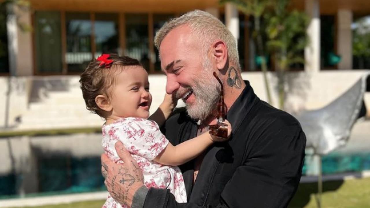 Entre bailes y juegos: Así se divierte Gianluca Vacchi con su bebita