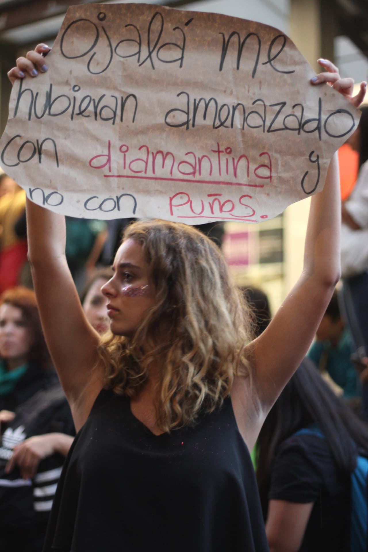 La marcha en protesta por el caso de la adolescente de 16 años presuntamente violada por cuatro policías dio inicio el 16 de agosto a las 18:30 horas desde las afueras de metro Insurgentes.