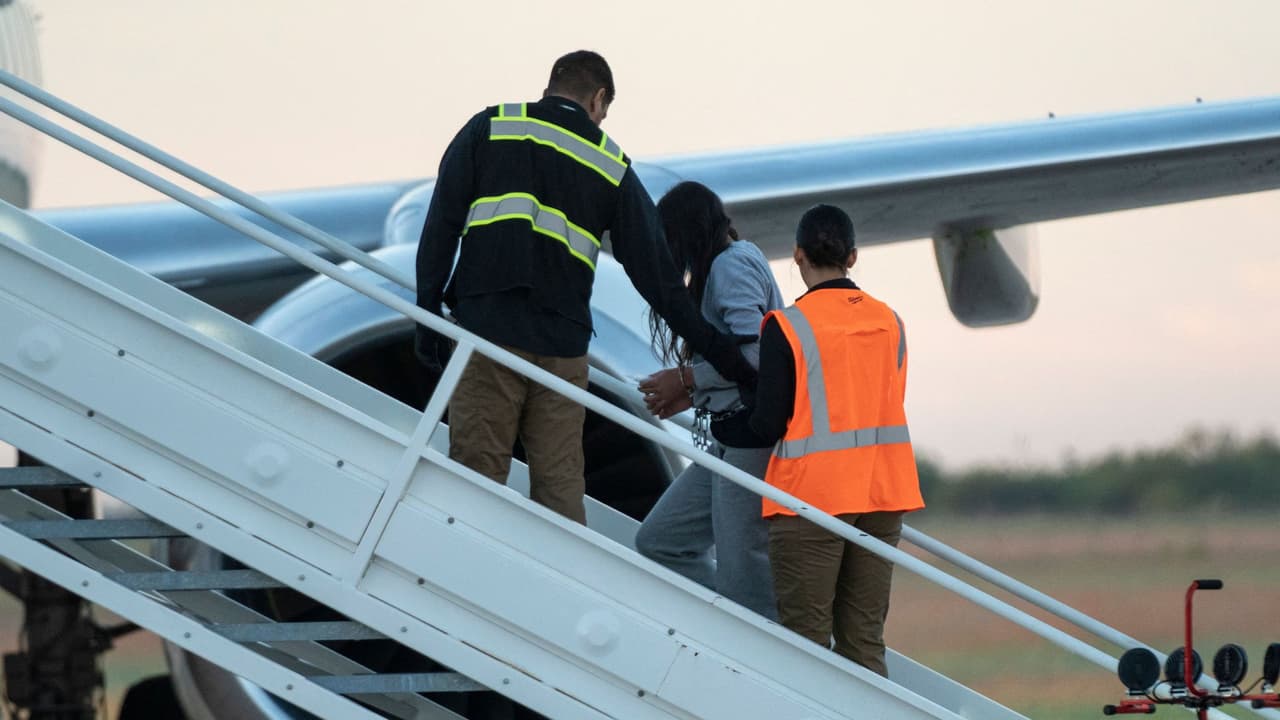 Corte Suprema permite al gobierno reiniciar deportaciones rápidas a terceros países: te explicamos