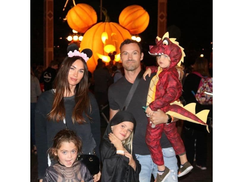 La actriz y modelo estadounidense, Megan Fox, compartió una fotografía en la que aparece con su pareja y tres hijos celebrando Halloween en Disneyland. Además, se burló de que nunca logra tener un foto normal junto a su familia.