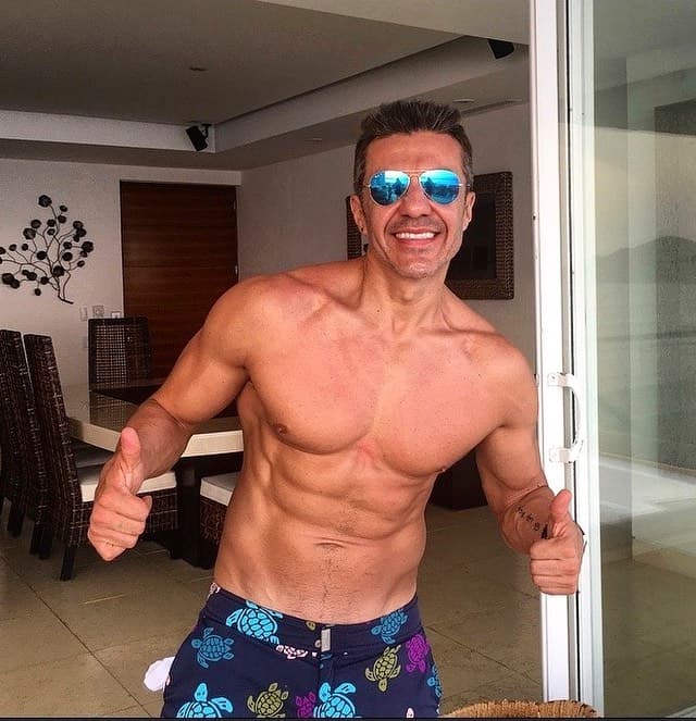 Aunque el protagonista de 
<b>'Como tú no hay 2'</b> dijo que esta foto fue antes de la pizza, nos consta que Adrián Uribe lleva un par de años viéndose muy bien ejercitado. Ahora le ha dado por subir videos bailando, gran manera de mantenerse activo.