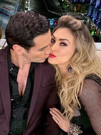 Hace unos días, Aracely Arámbula y David Zepeda encendieron las redes por el beso que él le robó a la actriz en plena entrevista.