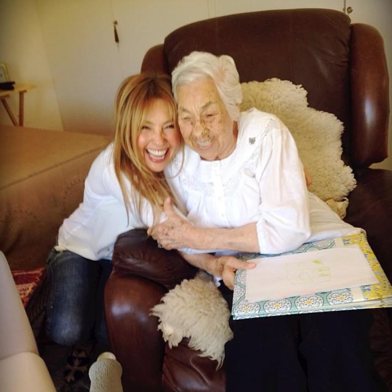 Thalía reacciona al reporte de que su abuela de 103 años sufrió maltrato en un asilo