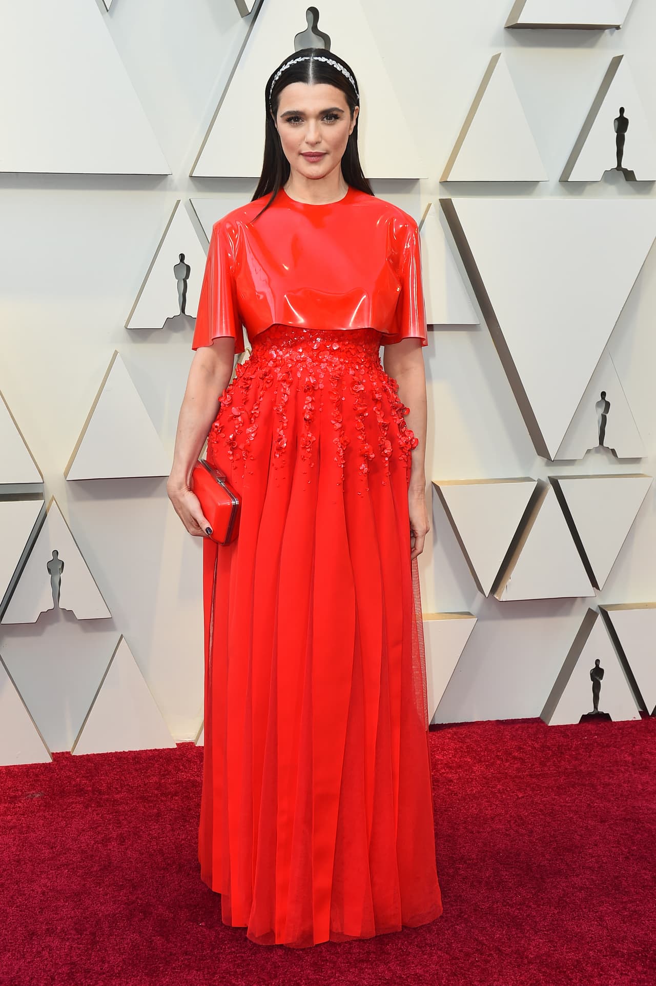 Rachel Weisz eligió un Givenchy de Alta Costura en color rojo.