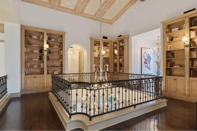 La mansión tiene dos pisos, y en la parte de arriba, donde se encuentran seis espaciosas habitaciones, se encuentran también varias vitrinas de madera, que albergan muchos libros.
