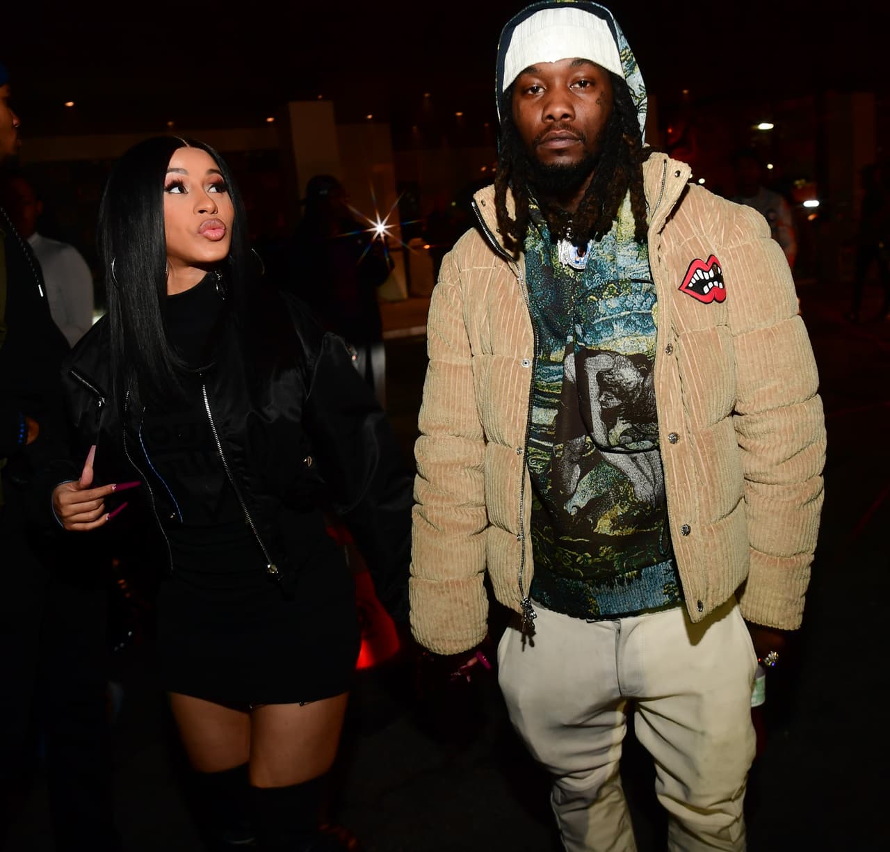 Quienes también han llevado su amor contra viento y marea son la rapera Cardi B y Offset. Hace tan solo un par de años el hoy padre de su hijo le fue infiel a la intérprete y pese a que muchos pensarían que ella jamás le daría una segunda oportunidad, la también cantante lo hizo. 
<br>
<br>“Cuando mi esposo y yo tuvimos nuestros problemas, ya saben, lo de la infidelidad y eso; decidí permanecer a su lado y trabajar con él”, continuó Cardi, “Muchísimas personas se enfadaron conmigo, muchas mujeres dijeron que las decepcioné; pero así es la vida real. Si amas a alguien y te privas de él, entonces te deprimes y las redes sociales te dicen que no le hables más; pero por dentro no eres realmente feliz, hasta que logras hablarlo”, confesó Cardi B para la revista Vogue en el 2020.