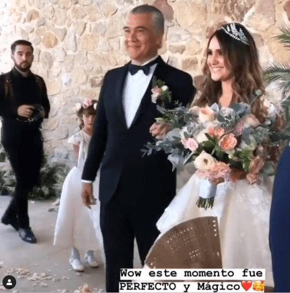 Finalmente, el público pudo ver el minuto cuando Dulce María fue acompañada al altar por su padre: “Wow, este momento fue perfecto y mágico”.