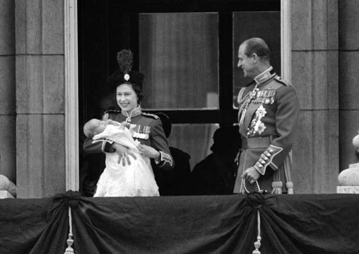 Seis años después de su matrimonio, el 2 de junio de 1953, Isabel II es coronada como reina y su marido en príncipe consorte, título que muchos dicen que no le parecía a él, pues debía limitarse a solo acompañar a la monarca.
<br>
<br>Durante su matrimonio se rumoró que el príncipe Felipe tuvo varios deslices con diferentes mujeres, sin embargo, nunca se lo pudieron demostrar.