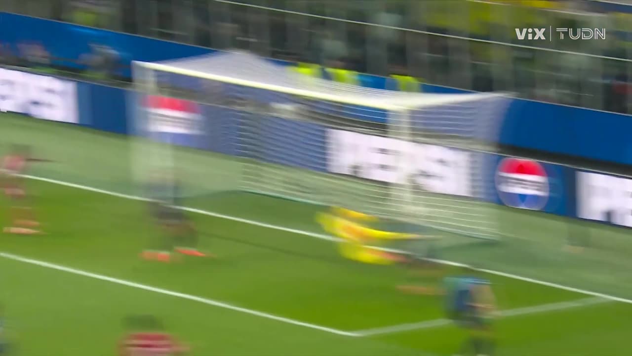 ¡Sommer le vuelve a decir que no al Liverpool! Ataja el disparo de Ekitike