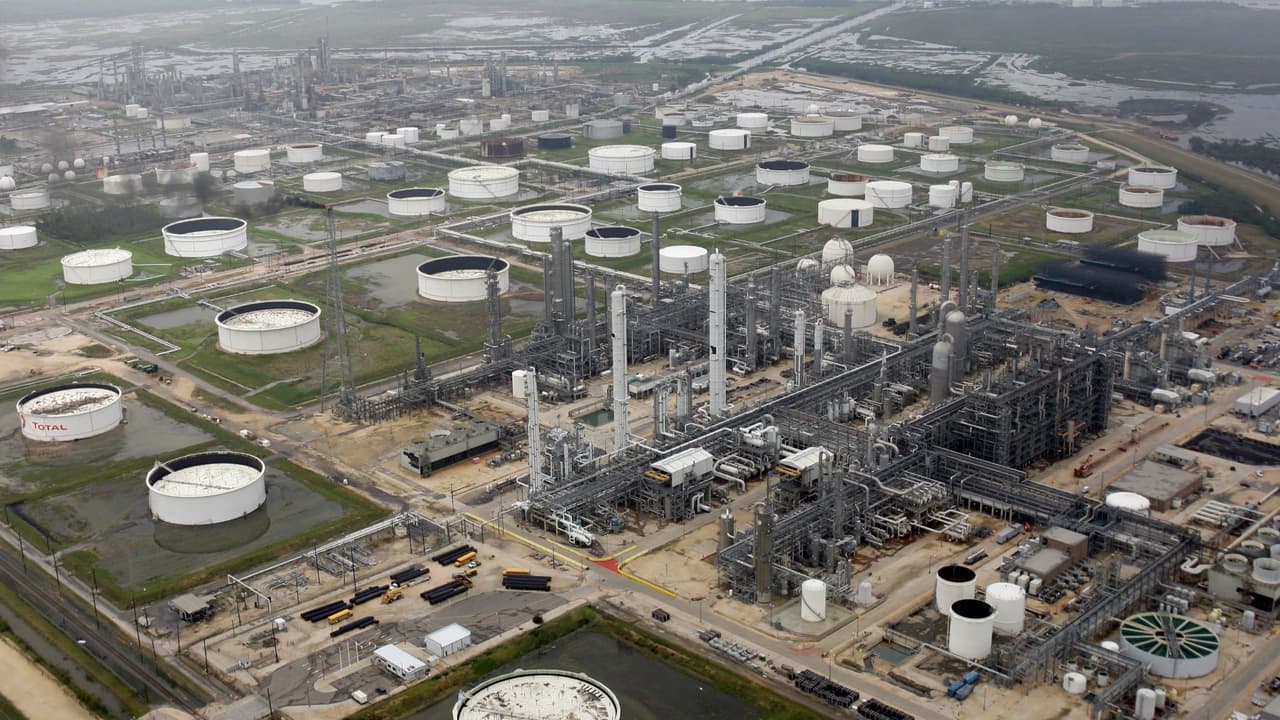 ¿Cuáles son los riesgos relacionados con las plantas petroquímicas en Houston y el mal tiempo?