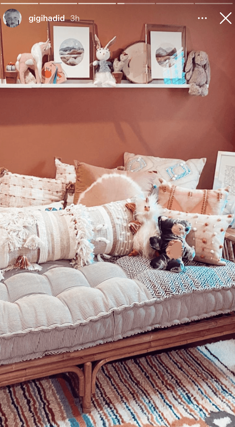 Por lo que se puede ver, en la habitación destacan los colores cálidos, y el toque que eligieron para él fue un boho chic.