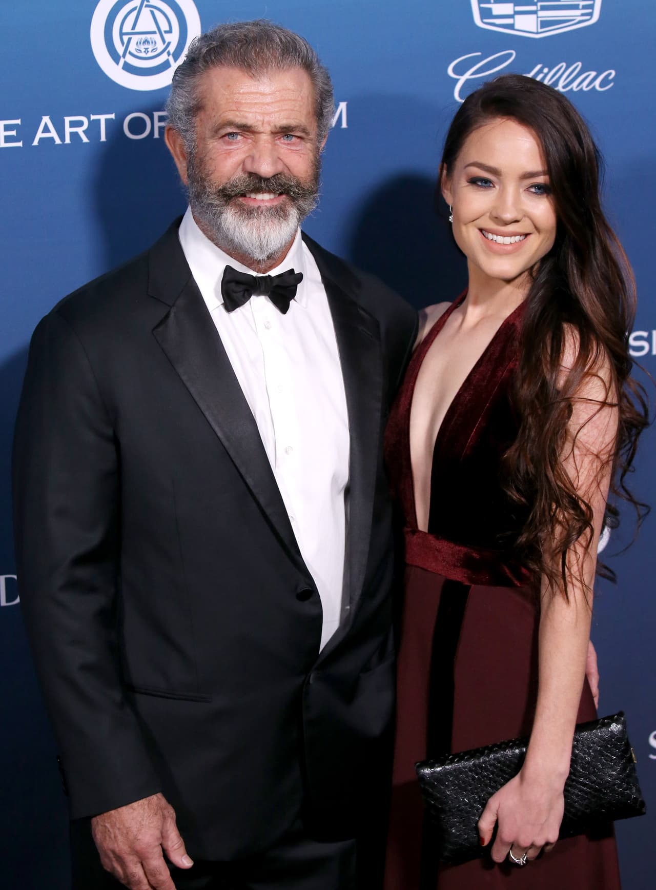 <b>Mel Gibson</b> de 64 años de edad tiene 9 hijos de diferentes relaciones. Su primera hija, Hannah, llegó al mundo en 1980 y el último, Lars Gerard, en el 2017. Su actual pareja y madre de su hijo, Rosalind Ross tiene 29 años de edad, es incluso más chica que su primera descendiente.