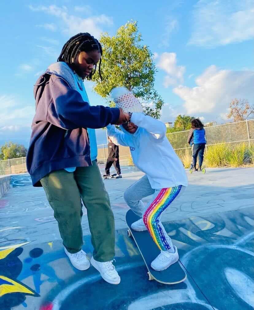 En una de las postales se puede ver a Mercy ayudando a una de sus hermanas gemelas a deslizarse en la pista de patinaje.