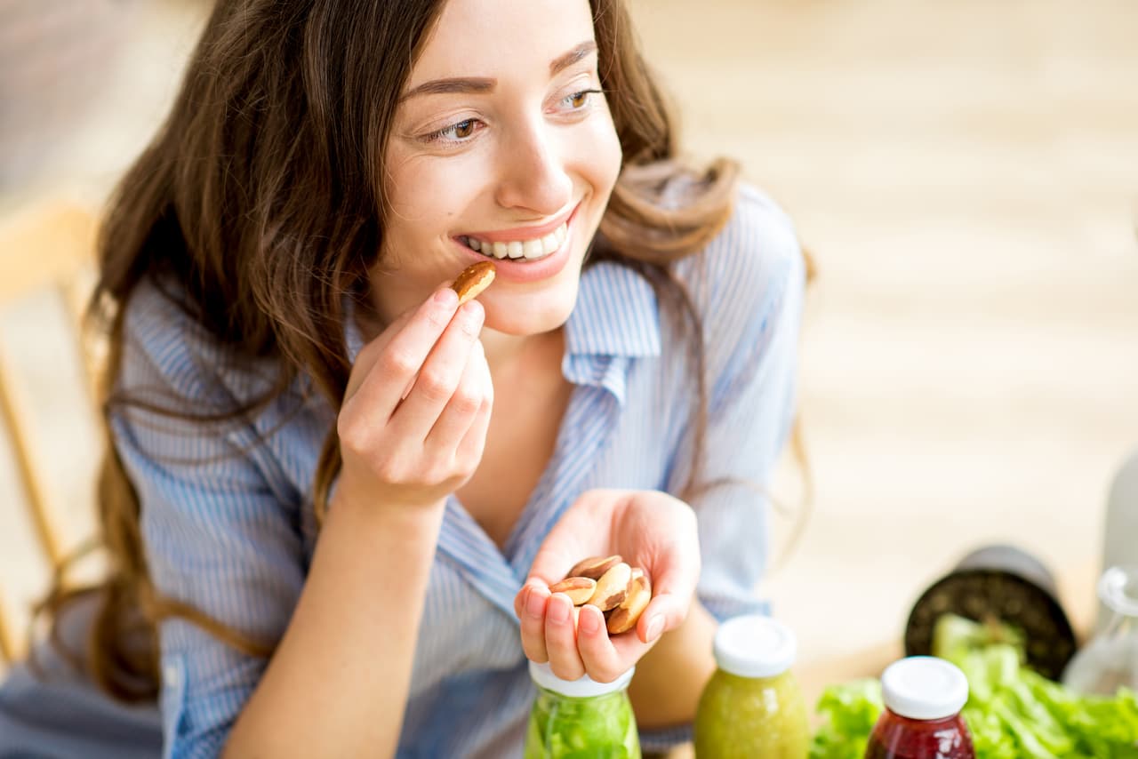 5. Frutos secos. Los alimentos como las almendras, nueces o pistaches favorecen la circulación sanguínea. Además, aportan nutrientes y le brindan saciedad al cuerpo.