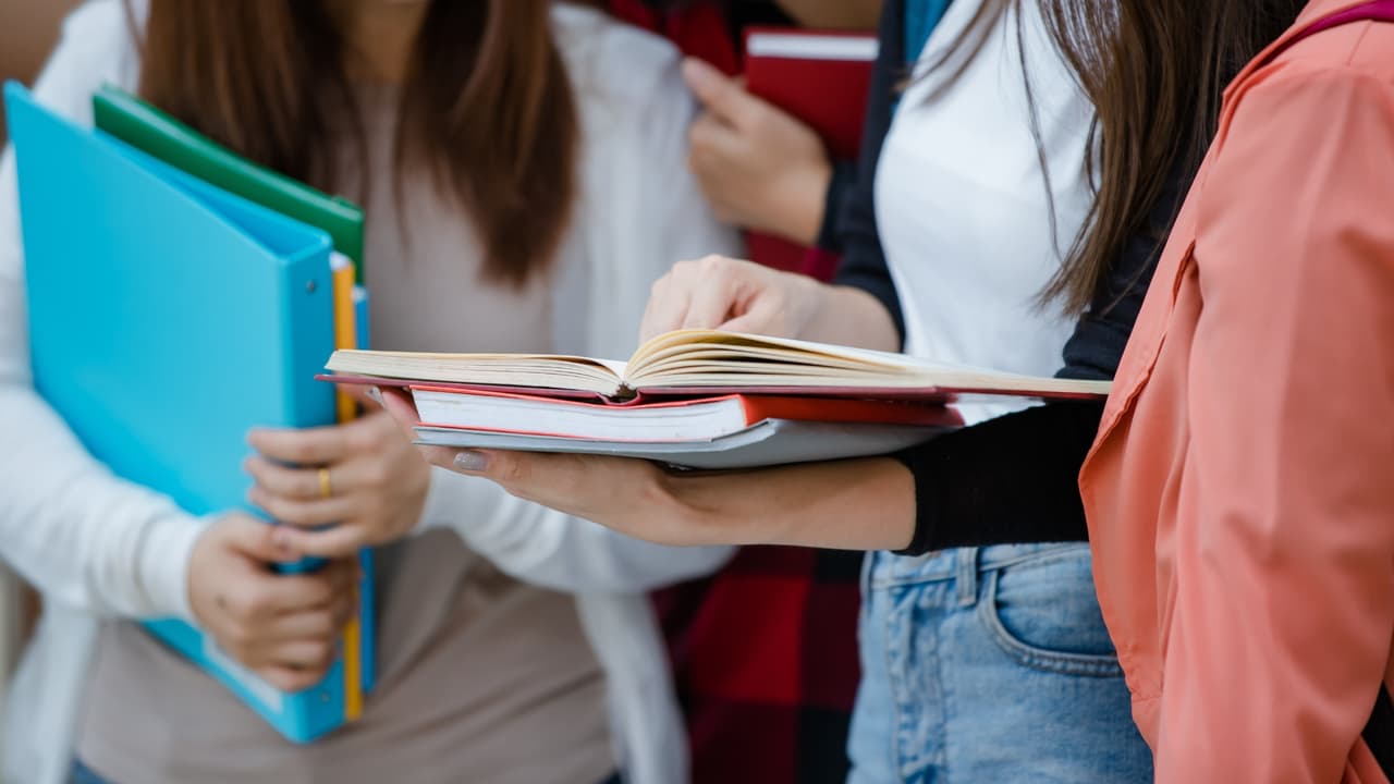 Texas pide a universidades identificar a estudiantes indocumentados y cobrar matrícula como foráneos