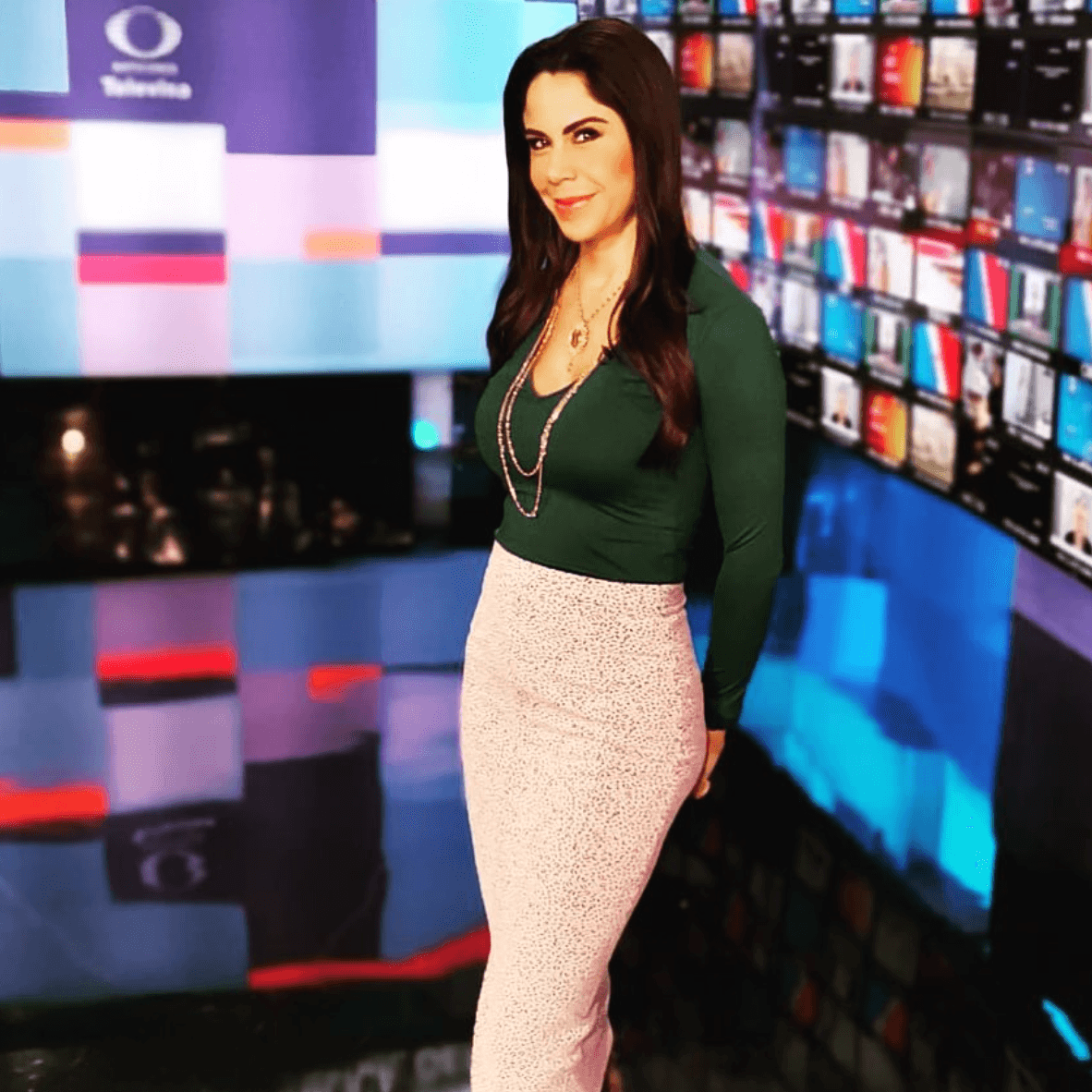 Quien sabe sacarle partido a sus curvas es Paola, pues las “faldas tubo” son una de sus prendas favoritas. Aquí logró un 
<i>look</i> muy formal al utilizar una blusa lisa por dentro de la falda.