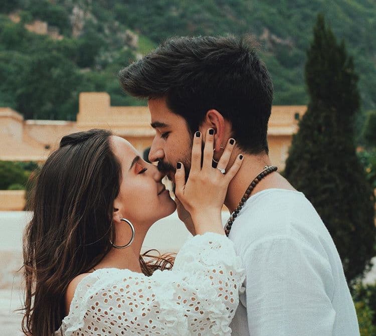 “Francisco Ponce, quien trabaja en Telemundo, le dije: ‘le quiero pedir matrimonio a Evaluna’, yo necesito que le hables a ella para decirle: ‘necesitamos que vengas a presentar un corto animado, por favor, tú que tienes familia y mil amigos necesitamos que la sala esté llena”. Sin sospechar, la joven logró asistir al lugar sin sospechar.