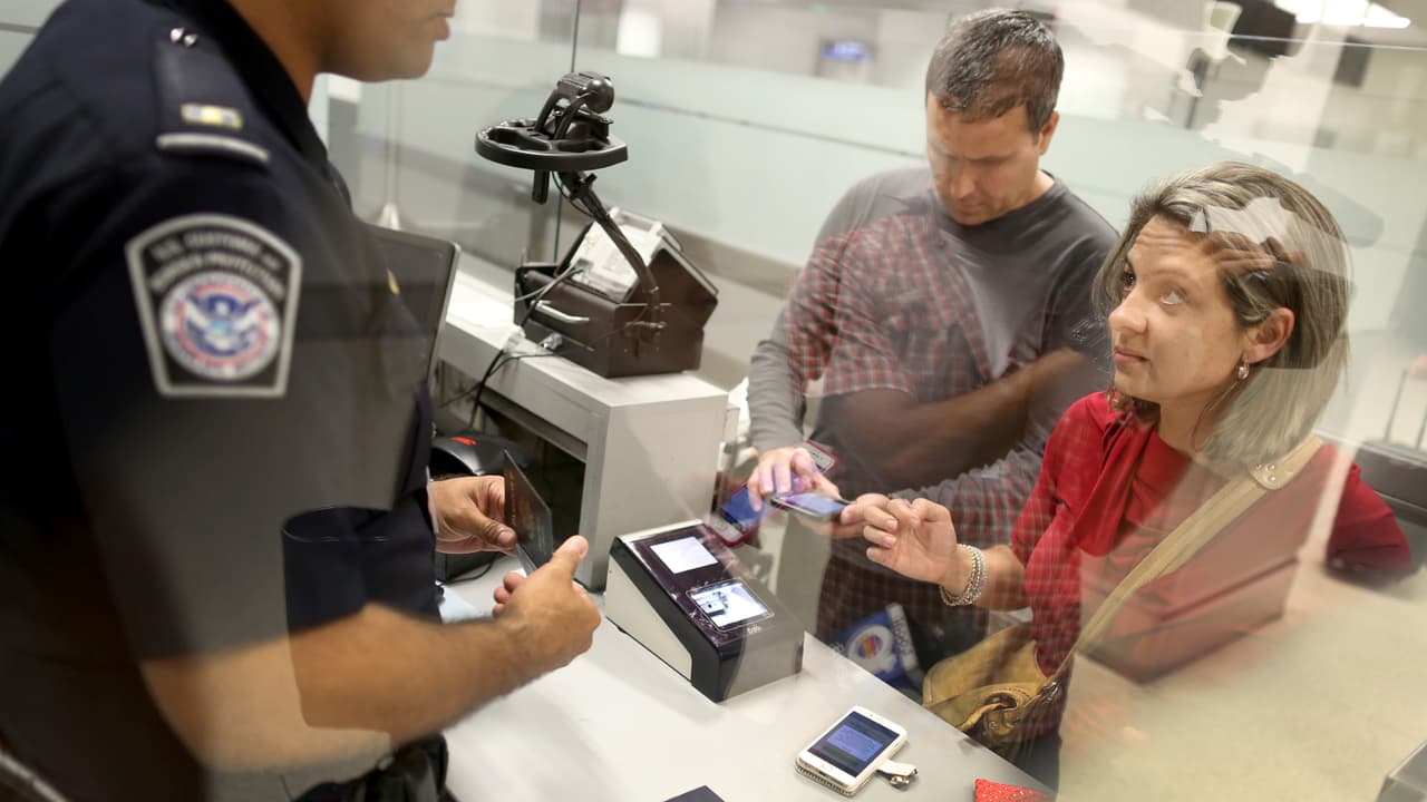 Agentes de inmigración pueden pedir tu teléfono o computador en puntos fronterizos: ¿qué revisan?