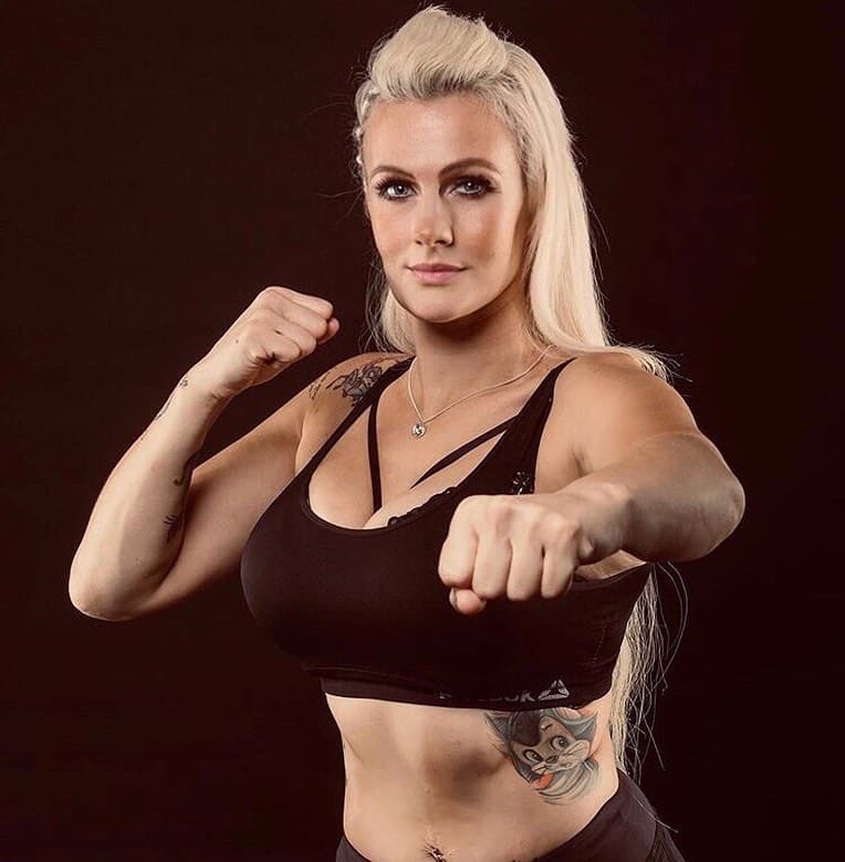 Un poco lejos del panorama mexicano, está la famosa peleadora de la UFC, Cindy Dandois, quien también debido a la crisis está pasando un muy mal momento económico y hace poco anunció que de seguir así, vendería sus fotos íntimas. La peleadora belga ya tiene cuenta de OnlyFans, donde pretende cobrar una suscripción de 15.99 dólares al mes en lo que reabre su gimnasio.