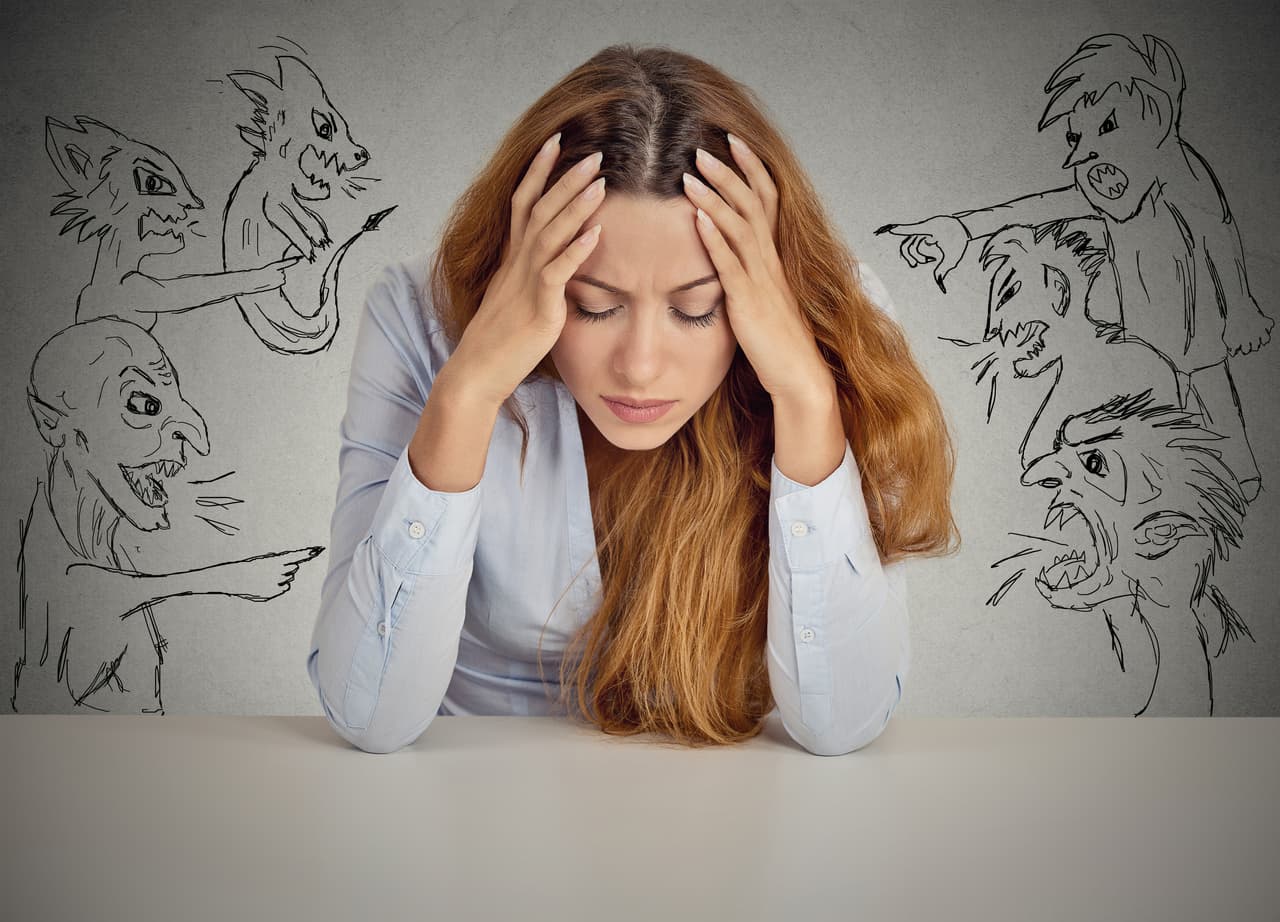 El sentimiento de culpa constante es otro hábito del cual te tienes que desprender. Todos tenemos errores, así que no te castigues por tus equivocaciones