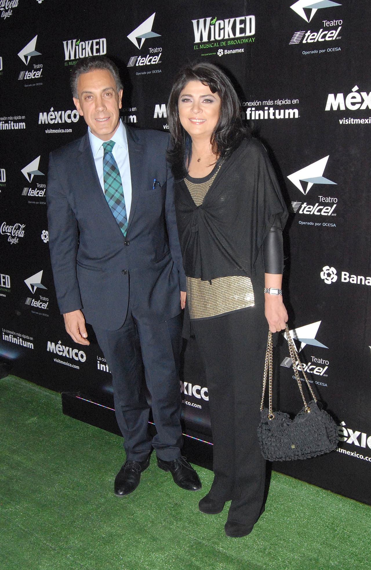 El esposo de Victoria Ruffo, Omar Fayad anunció, hace unas semanas, que fue diagnosticado con coronavirus, por lo que tuvo que aislarse completamente para evitar que su familia corriera peligro. Ante esta situación, la actriz compartió una romántica foto y lo acompañó como descripción con una serie de emojis en forma de corazón, demostrando el amor que siente por su esposo.