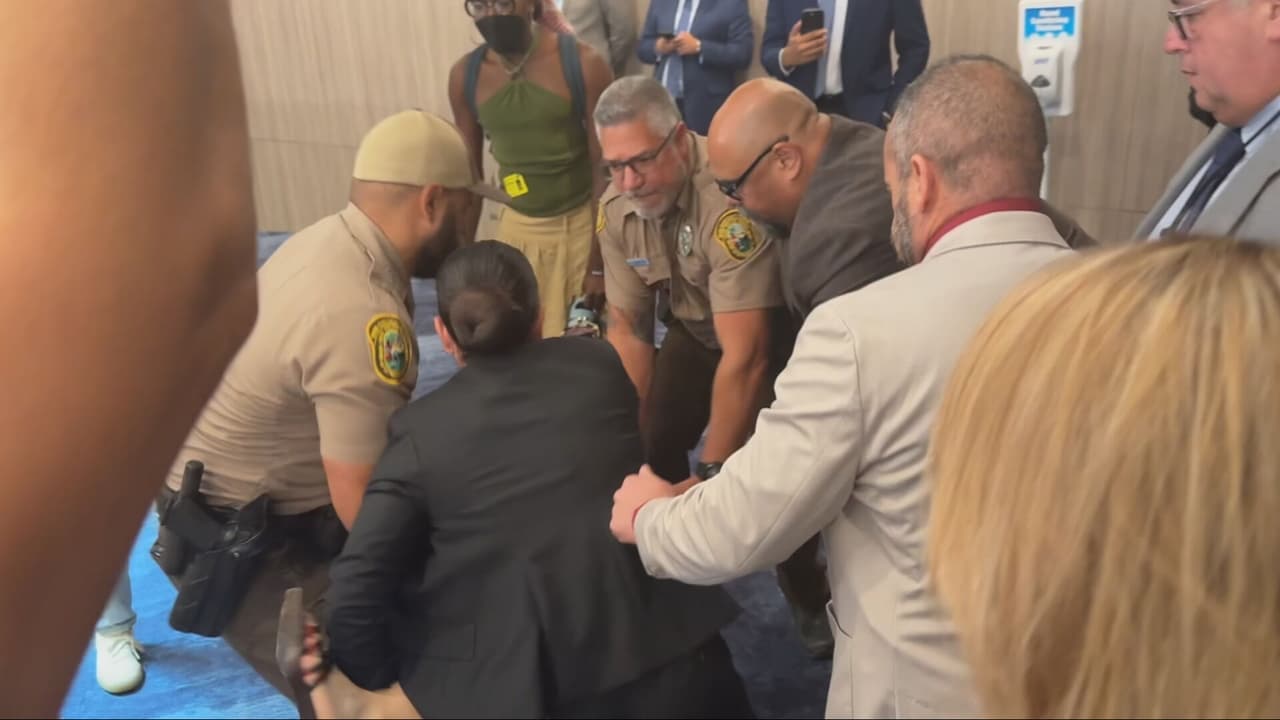 Tensión en la Comisión de Miami-Dade en medio de protestas por posible acuerdo con ICE