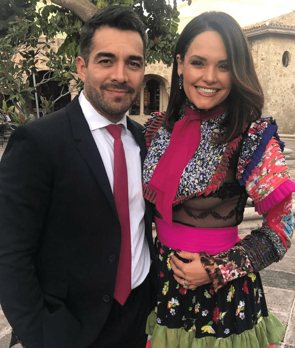 Cuando eran estudiantes de universidad, Omar Chaparro y Lucy “La Mojarrita” iniciaron una amistad y con el paso del tiempo se convirtió en noviazgo, aunque al principio ella lo rechazó, poco a poco fue cayendo ante los encantos del comediante. 
<br>
<br>Su boda fue en el 2001 y son padres de tres hijos: Andrea, Sofía y Omar Emiliano.