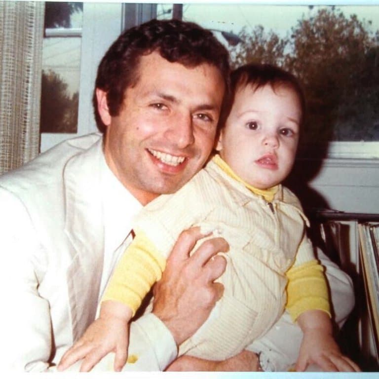 <b>"Hace dos días partió mi primer padre adoptivo, un ser muy especial para mi, un ser que fue un gran maestro y me llenó de enseñanzas de vida a lo largo de su estadía en este plano terrenal</b>. Ayer me tocó verlo por una última vez antes de incinerarlo, al verlo físicamente ya no estaba ahí en ese cuerpo inerte, pero su presencia estaba a lado de mi abrazándome como siempre lo hacía, esos abrazos de oso que me daba desde el día que me adoptó”, escribió Ochmann.